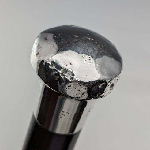 Circa 1925 British vintage gentleman's walking stick, made of sterling silver, round handle, black shaft, 86cm
